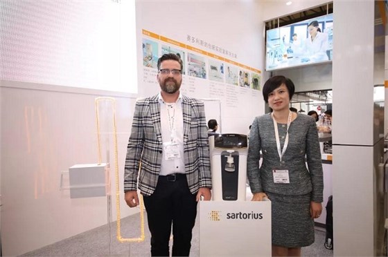 盧莉瓊女士、Frank先生與新品arium® mini essential超純水系統(tǒng)合影。
