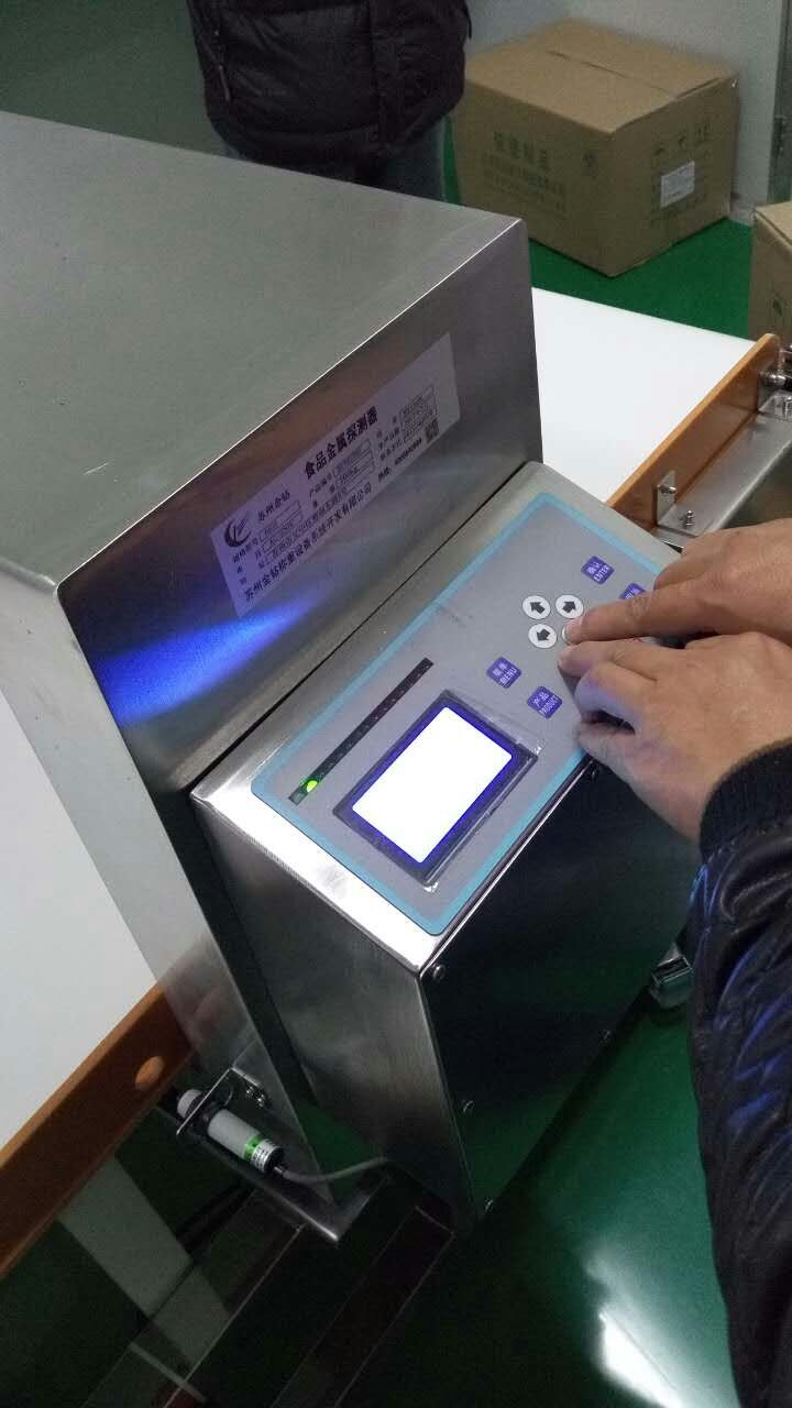 蘇州金鉆金屬檢測機應(yīng)用現(xiàn)場
